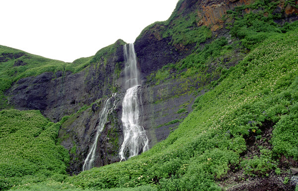 БЛИЖНИЙ, водопад на океанском побережье о. Парамушир (на отмершем береговом клифе в 35 км к юго-западу от г. Северо-Курильска и в 1 км к югу от устья р. Океанской.). Высота водопада 30 м, его ложе состоит из двух вертикальных ступеней. По генезису о