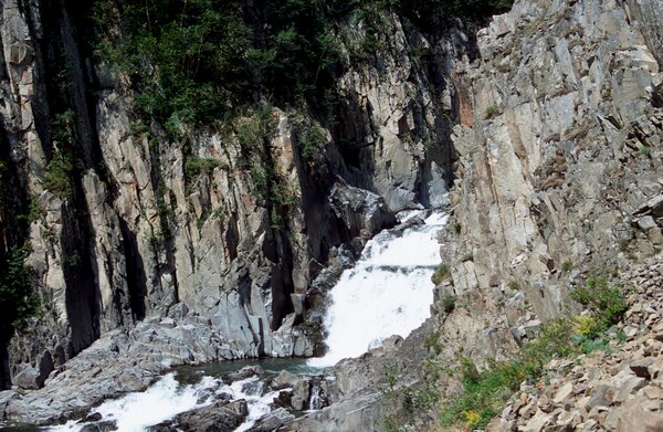 НИТУЙСКИЙ, водопад в основном русле р. Нитуй (Поронайский район; в 12 км к юго-западу от пос. Вахрушев, в 20 км от устья реки). Высота - 12 м, состоит из трех ступеней. По генезису относится к литоморфному типу. По расходу воды не имеет аналогов на С